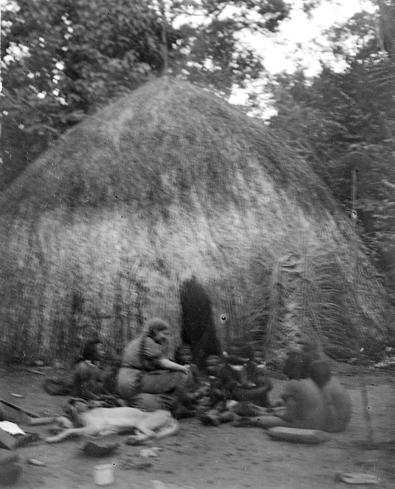 Olga Nordenskiöld i kretsen av indianer . framför en hydda. Rio Curumbiara. Brasilien - SMVK - 005621