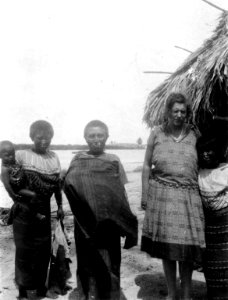 Olga Nordenskiöld med kunakvinnor. San Blas. Panama - SMVK - 004493