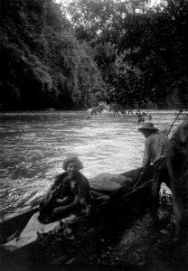 Olga Nordenskiöld på floden under exp. till Bogotá-indianerna. Foto, Erland Nordenskiöld 1927 - SMVK - 004268