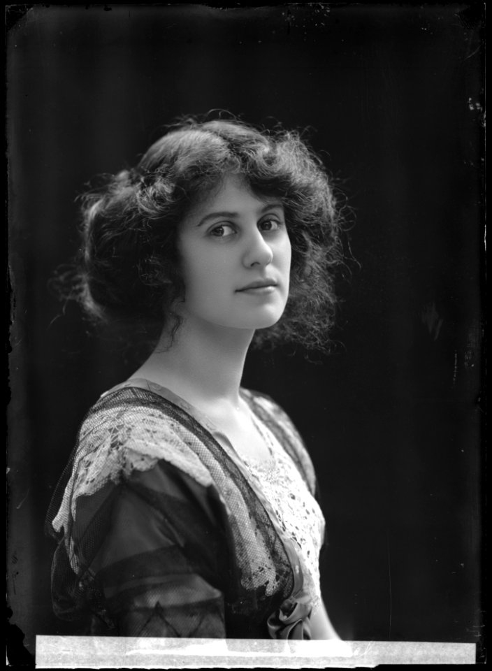 Olga Raphael-Linden, actor, portrait 1911 - SMV - NR031