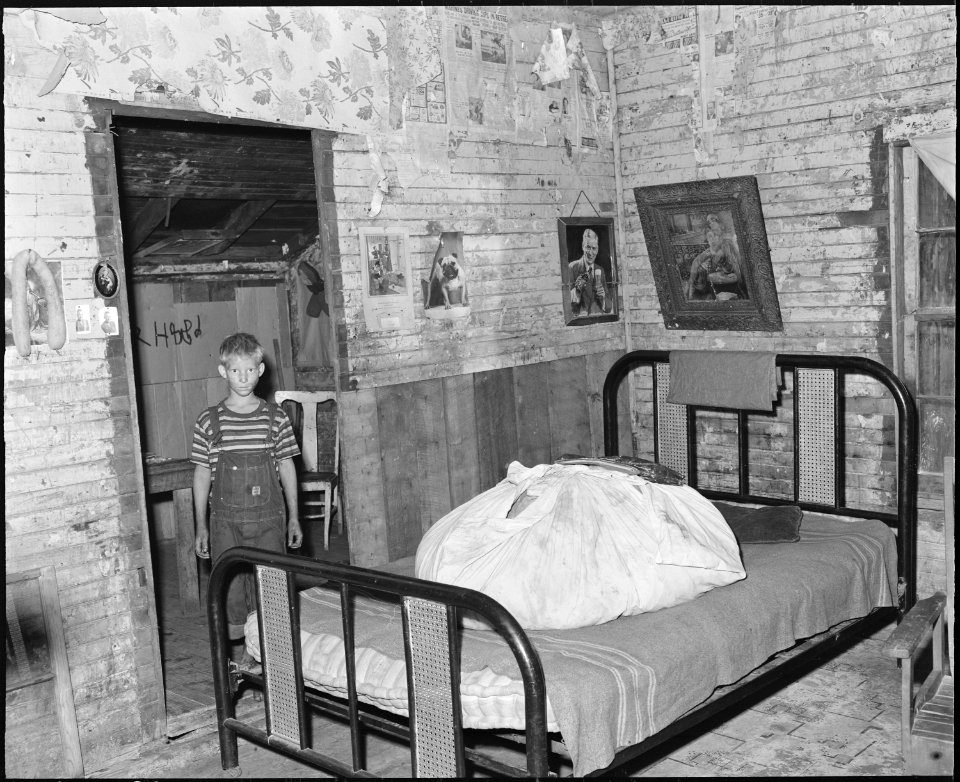 One of the four rooms of Monroe Jones' house. Kentucky Straight Creek Coal Company, Belva Mine, abandoned after... - NARA - 541189