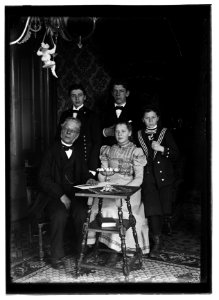 Olie Jzn, Jacob (1834-1905) met zijn 4 kinderen (max res)