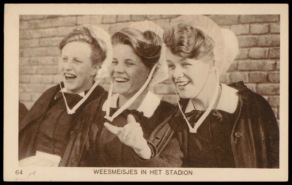 Olympische Spelen. Weesmeisjes in het stadion. Uitgave Weenenk & Snel, Den Haag, Afb PBKD00435000004