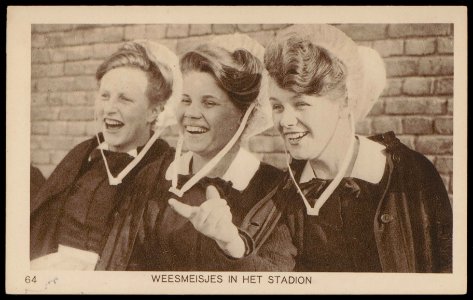 Olympische Spelen. Weesmeisjes in het stadion. Uitgave Weenenk & Snel, Den Haag, Afb PBKD00435000004