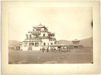 Onanski Datsan or Buddhist monastery, prayer wheel in foreground, Trans Baikal (i.e., Transbaikalia) LCCN99615491