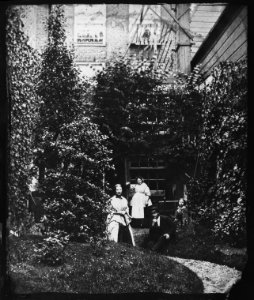 Onbekend (misschien familie Lalleman), Groepsportret in tuin in alledaagse kleding, 1860 - 1870 (max res)