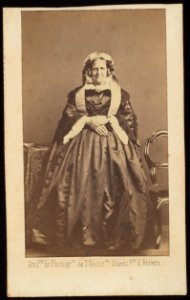 Ommeganck, Clément - carte de visite, Portret van een vrouw met een hoepelrok