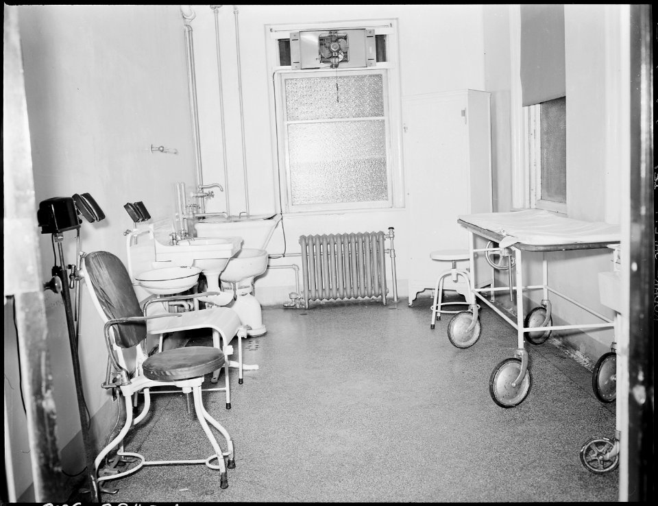 One of the general treatment rooms in clinic in company owned hospital. U.S. Coal & Coke Company, U.S. ^30 & 31... - NARA - 541419