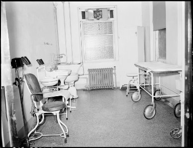 One of the general treatment rooms in clinic in company owned hospital. U.S. Coal & Coke Company, U.S. ^30 & 31... - NARA - 541419