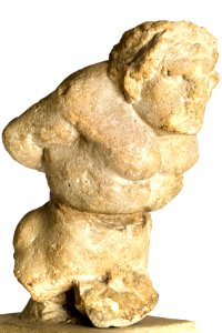 Onvolledige Gigant van een Jupitergigantenbeeld (rondsculptuur) in kalksteen, 70 tot 250 NC, vindplaats- Tongeren, Hasseltsestraat (huidige Hemelingenstraat), 11-18.11.1934, collectie Gallo-Romeins Museum Tongeren, E 12