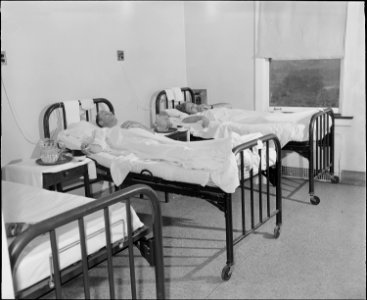 One of the six-bed wards in the hospital, 75 percent of the patients are miners or their families. Richlands... - NARA - 541095