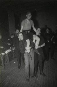 Oogsthulp in Tynaarlo - Fotodienst der NSB - NIOD - 211533