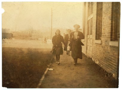 One of the youngest girls working in Brown Shoe Factory, (Eva Robinson, apparently 11 or 12). LOC nclc.04720