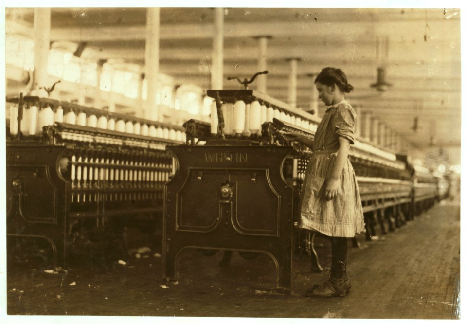 One of the youngest spinners in the Washington Cotton Mills, Fries, Va. Hettie Roberts. Runs two sides. Been working several weeks. LOC nclc.02103