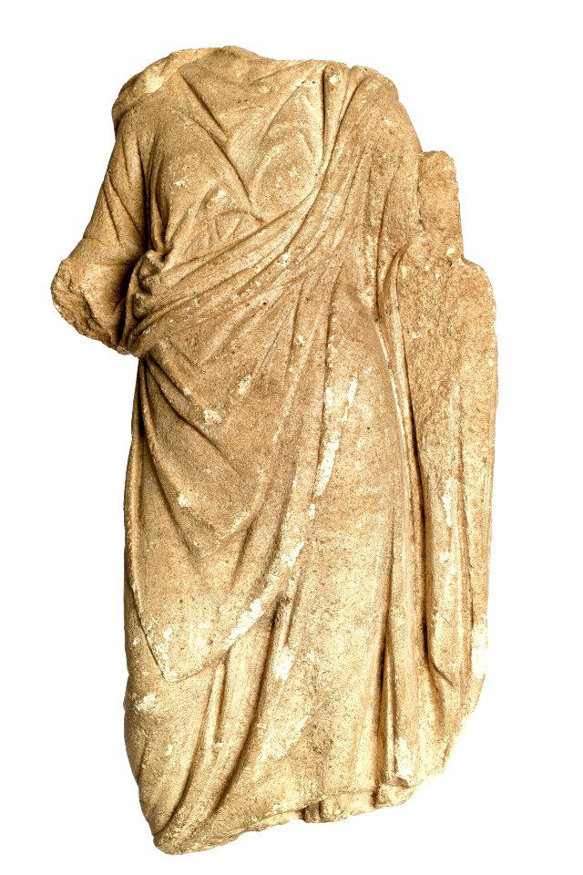 Onvolledig rondsculptuur van Fortuna of Abundantia in kalksteen, 100 tot 150 NC, vindplaats- Tongeren, Keverstraat, 25.10.1967, tempelcomplex, collectie Gallo-Romeins Museum Tongeren, 69.A.4