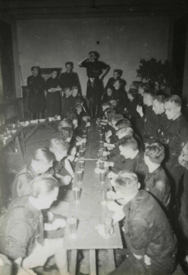 Oogsthulp in Tynaarlo - Fotodienst der NSB - NIOD - 211522