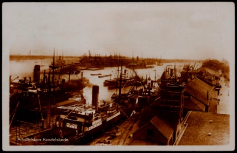 Oostelijke Handelskade met de IJhaven daarachter de Javakade. Geheel links het IJ. Uitgave A. Vigevano, Amsterdam, Afb PRKBB00283000002