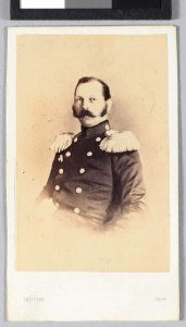 Onbekende zittende man in militair uniform, objectnr KA 6895.33