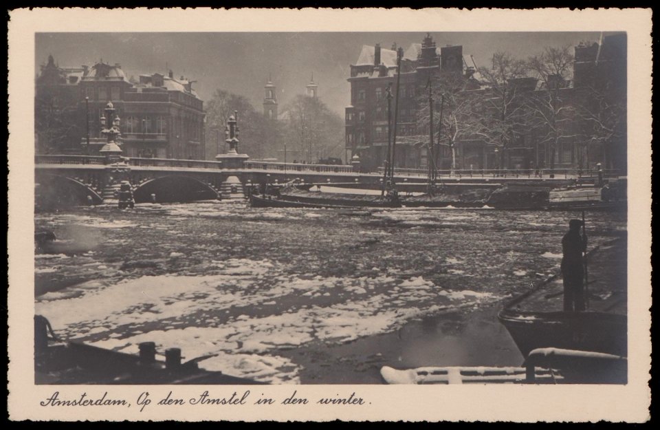 Op de Binnen Amstel bij Blauwbrug ploetert een binnenvaartschip zich door het ijs. Op de achtergrond de oneven zijde van de Amstel met de Mozes en Aäronkerk aan het Waterlooplein, Afb PBKD00247000014