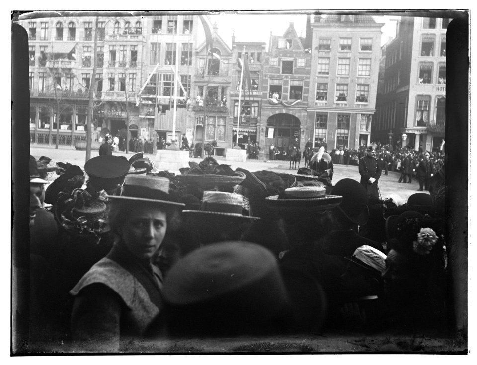 Opening van de Beurs van Berlage door koningin Wilhelmina Jacob Olie (max res)