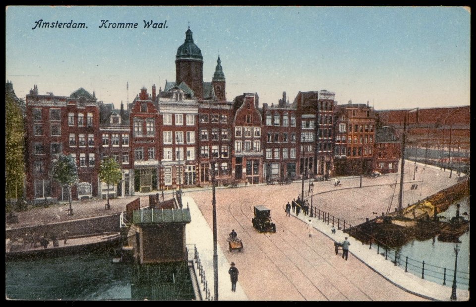 Op de voorgrond de Kraansluis, Brug 300, links Kromme Waal 9-11 en rechts Prins Hendrikkade 99-107, Afb PBKD00203000001