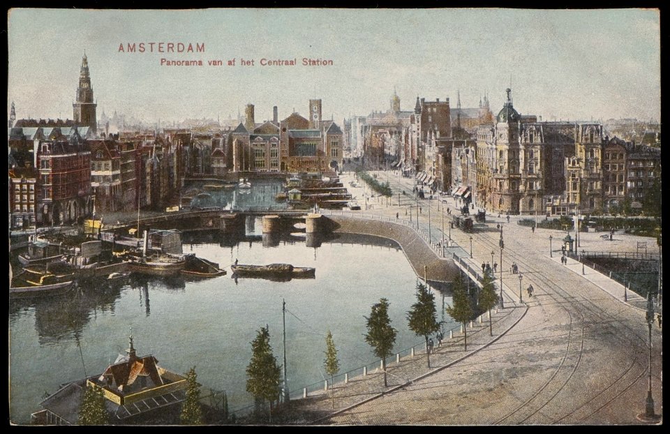 Op de voorgrond het Open Havenfront met links en rechts de Prins Hendrikkade 47-53, Afb PBKD00194000008