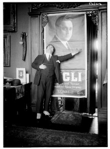 Opera (singer in front of Gigli poster) LCCN2014714030