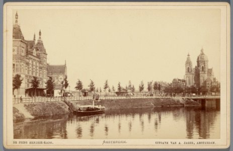 Open Havenfront met links het Stationsplein en het Centraal Station en rechts de rooms-katholieke Sint Nicolaaskerk aan de Prins 010005001626 photo