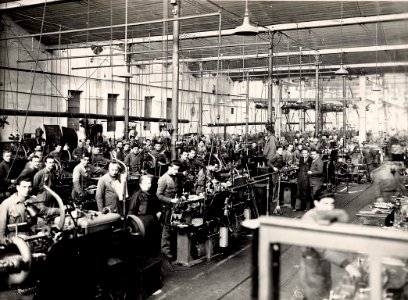 Operai al lavoro nel reparto di produzione dello stabilimento Ercole Marelli, 1948 - san dl SAN IMG-00002611