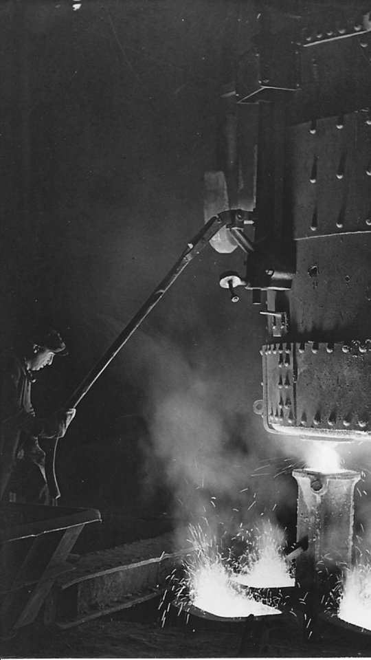 Operaio intento alla colata di acciaio, 1940 - san dl SAN IMG-00002292