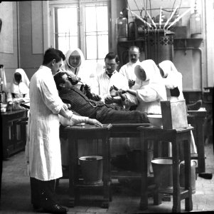 Operatiekamer Gasthuis Calvariënberg Maastricht, 1896 (RHCL, VKG 083)