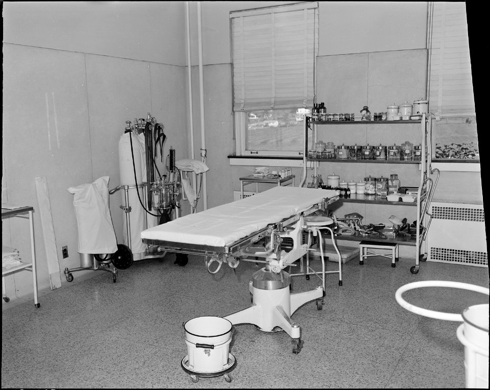 Operating room. Clinch Valley Clinic Hospital, Richlands, Tazewell County, Virginia. - NARA - 541101