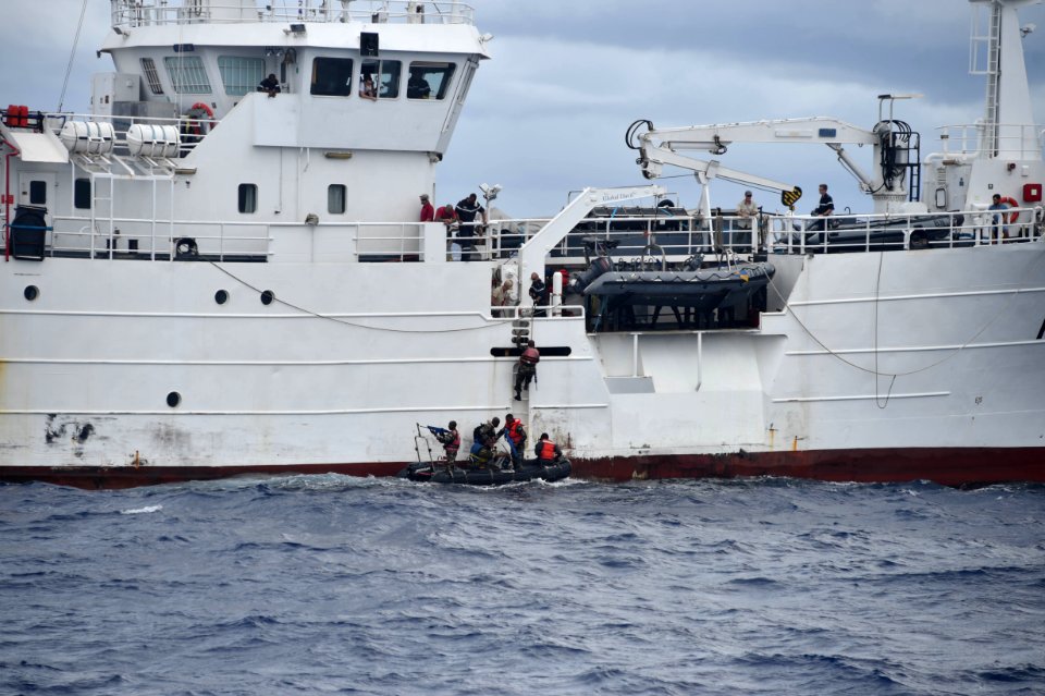 Operation Cutlass 2017 - different nations' boarding parties train together (170204-N-XT273-398 (32587673161)