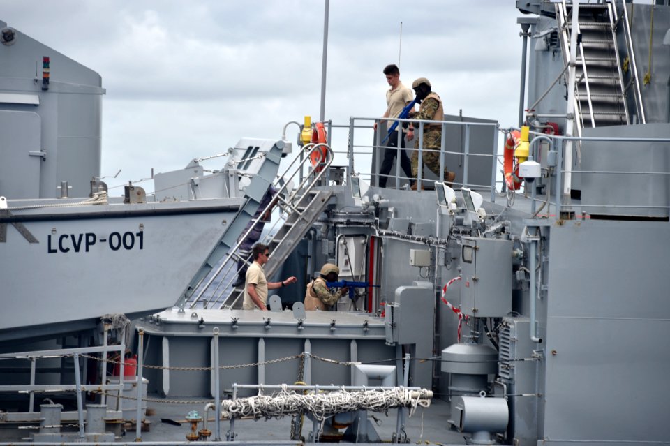 Operation Cutlass 2017 - different nations' boarding parties train together (31897528823)