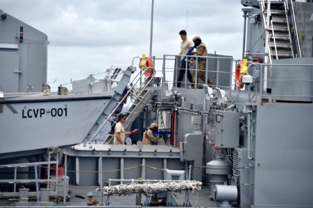 Operation Cutlass 2017 - different nations' boarding parties train together (31897528823)