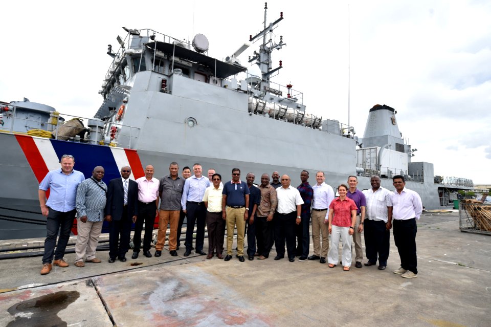 Operation Cutlass 2017 - different nations' boarding parties train together (32360845260)