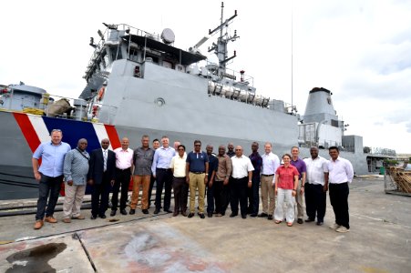 Operation Cutlass 2017 - different nations' boarding parties train together (32360845260)