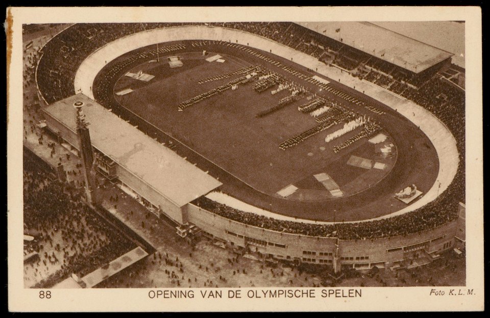 Opening van de Olympische Spelen in het Olympisch Stadion. Uitgave Weenenk & Snel, Den Haag, Afb PBKD00435000001