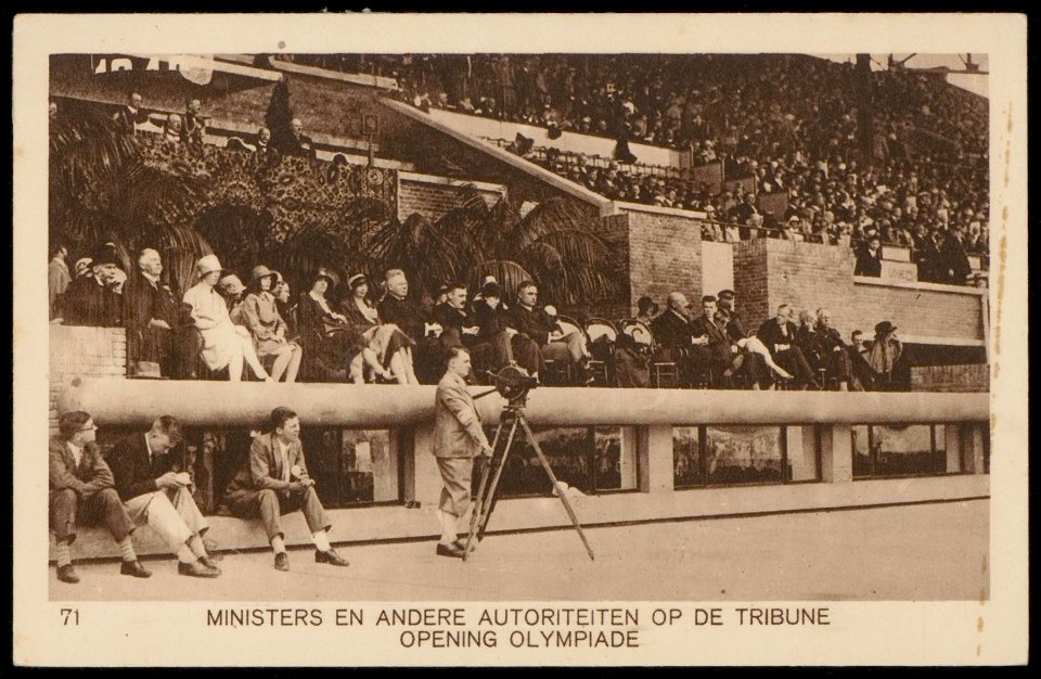 Opening van de Olympische Spelen. Ministers en andere autoriteiten op de tribune. Uitgave Weenenk & Snel, Den Haag, Afb PBKD00435000007