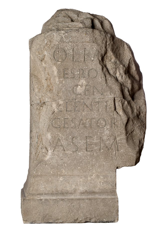 Onvolledig wijaltaar met wijopschrift aan Vulcanus in kalksteen, 120 tot 200 NC, vindplaats Tongeren, noordoostgrafveld, april 1900, collectie Gallo-Romeins Museum Tongeren, GRM 2839