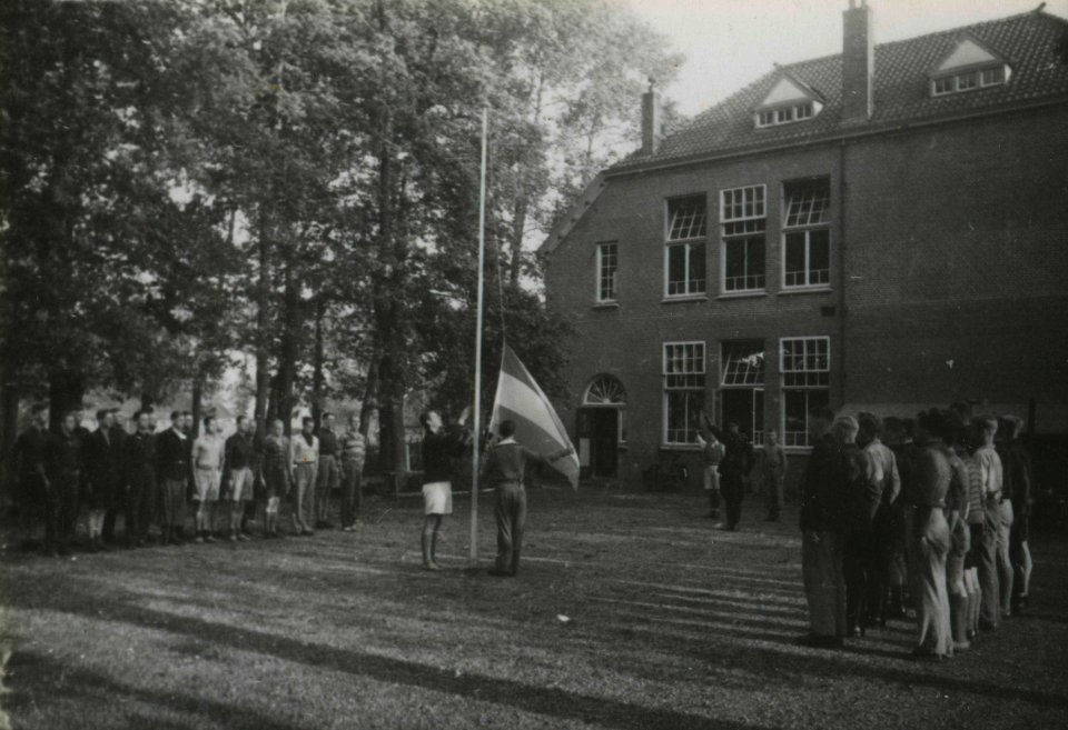 Oogsthulp in Tynaarlo - Fotodienst der NSB - NIOD - 211486