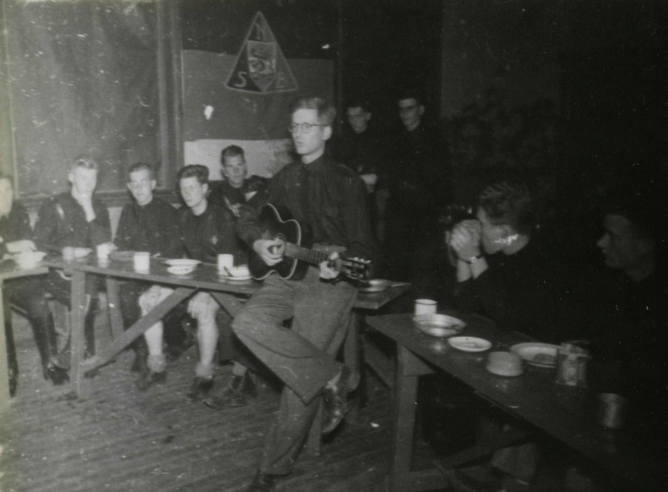 Oogsthulp in Tynaarlo - Fotodienst der NSB - NIOD - 211531