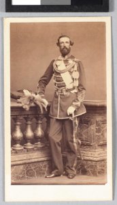 Onbekende staande man in militair uniform, objectnr KA 6895.47