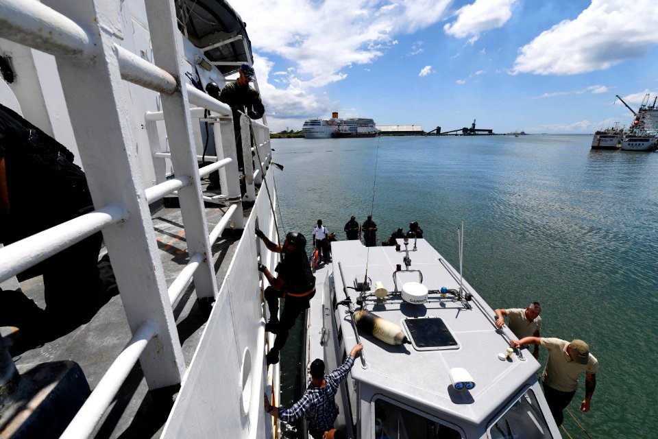 Operation Cutlass Express 2017 - different nations' boarding parties train together (31840784864)