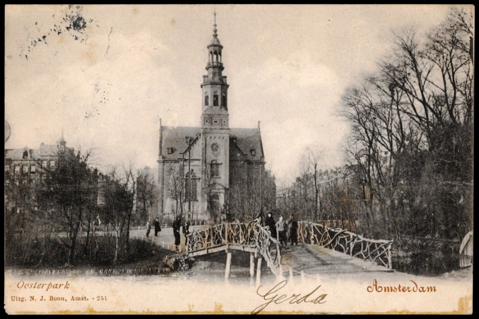 Oosterpark met op de achtergrond de Linnaeusstraat met Muiderkerk. Uitgave N.J. Boon, Amsterdam