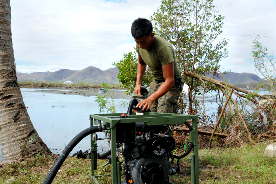 Operation Damayan 131121-N-OV358-021