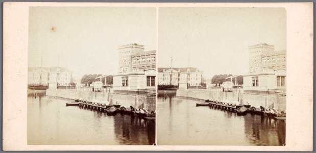 Op de voorgrond de Schippersgracht met rechts het Zeemanshuis (Kadijksplein 17-18) Links op de achtergrond 's Lands Magazijn 010007000636