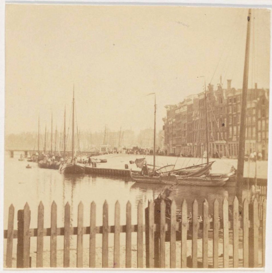 Open Havenfront en Prins Hendrikkade Gezien vanaf het Droogbak Links en en rechts zeilschepen OSIM00003001294