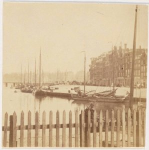 Open Havenfront en Prins Hendrikkade Gezien vanaf het Droogbak Links en en rechts zeilschepen OSIM00003001294