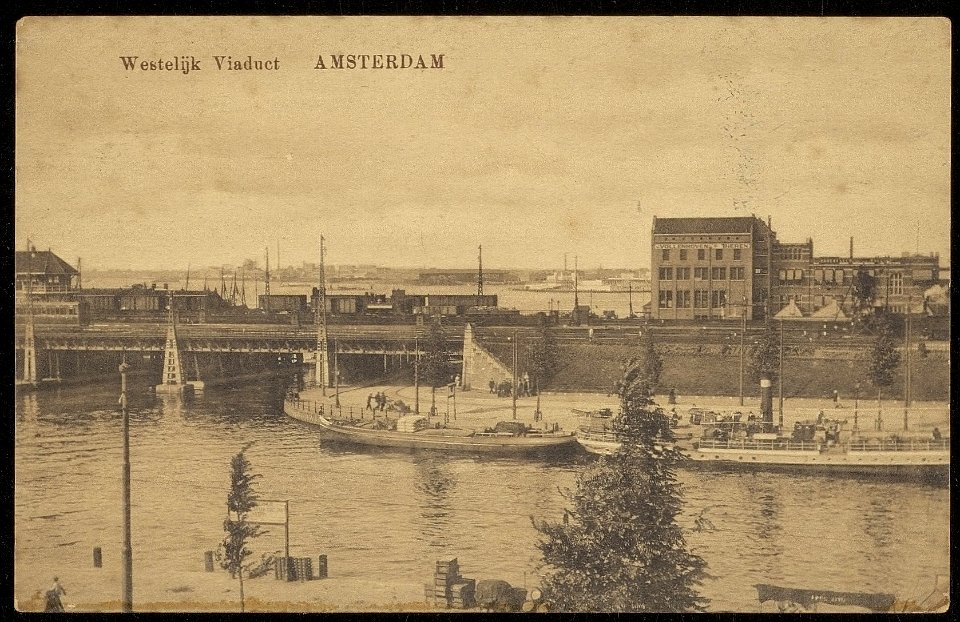 Open Havenfront met rechts het Stationsplein, links de Westertoegang en op de voorgrond de Prins Hendrikkade, Afb ANWU01734000002